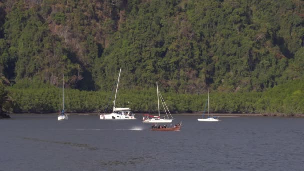 Tourists Local Boat Cruising Thalane Bay Passing Yachts Sailboats Khao — стоковое видео