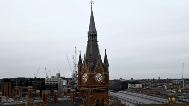 英国伦敦标准旅馆屋顶上的Pancras Renaissance旅馆时钟街的夜景 — 图库视频影像