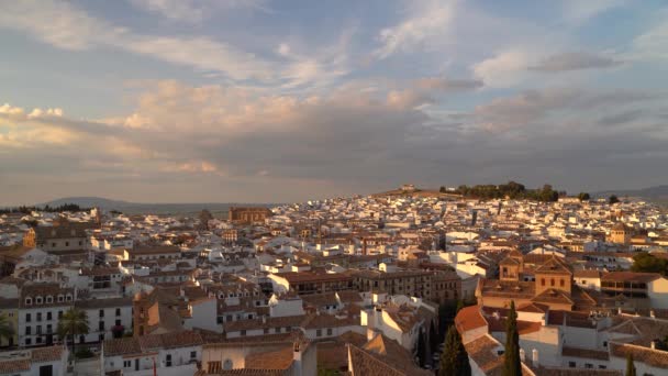 丘の上の家と日没で典型的なスペインの町の上に見事な夕日の景色 — ストック動画