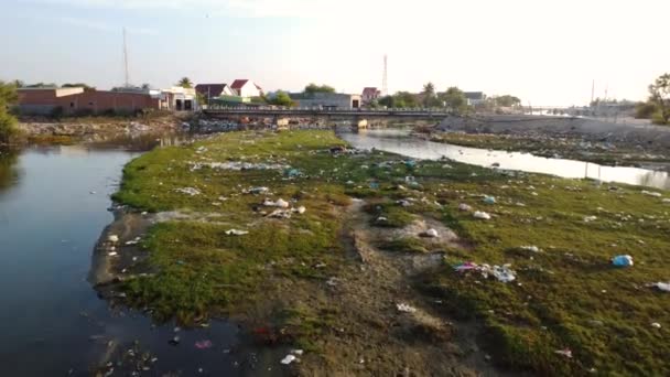 Scene Garbage Bank Polluted River Vietnam Aerial Flying Forward — Vídeo de Stock