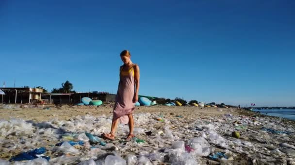 Tan Caucasian Blonde Girl Walking Alone Dirty Polluted Beach Plastic — Stockvideo