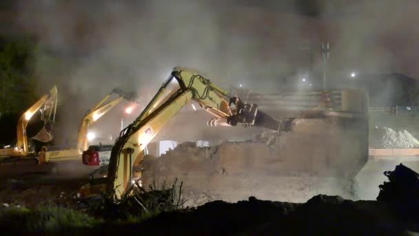 ミシサガ州の高速道路401号線を一晩で解体 拡張するために運転されている重機 — ストック動画