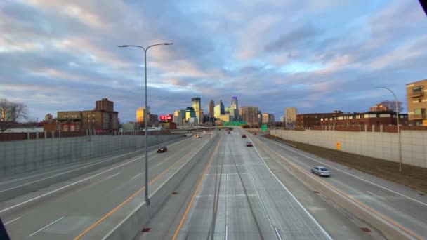 Minneapolis Minnesota Trafik Anländer Och Lämnar Centrum — Stockvideo