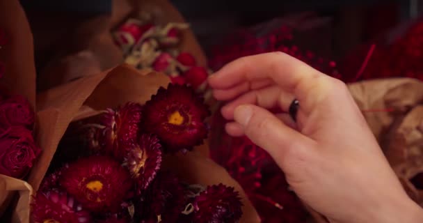 Woman Hand Grabbing Dark Red Flowers Bouquet Flower Store — Videoclip de stoc