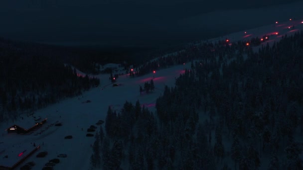 Vista Aérea Del Dron Hacia Las Laderas Iluminadas Inari Saariselka — Vídeos de Stock