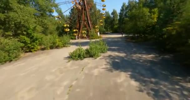 Fpv Drone Shot Low Ground Ferris Wheel Sunny Prypyat Chernobyl — Stockvideo