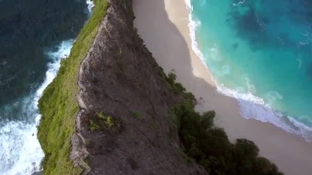 冒険的な商業広告スポットのための豪華な空中ビューフライトバリインドネシアのヌサペニダのケリングキングビーチはジュラシックパークのようです フィリップ マルニッツの上の映画的な自然崖の景色 — ストック動画