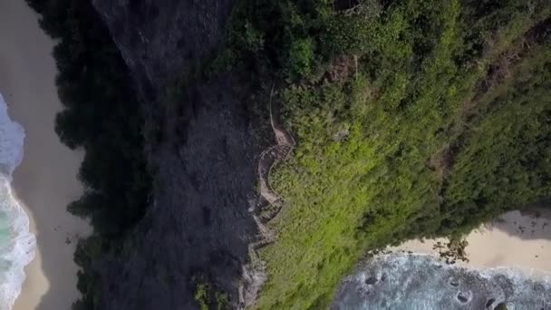 在印度尼西亚巴厘岛努沙佩尼达的一个悬崖山岩开林金海滩上 巨大的鸟瞰鸟瞰鸟瞰无人驾驶飞机的镜头就像侏罗纪公园 菲利普 马尔尼茨 Philip Marnitz 的电影性质悬崖景观 — 图库视频影像