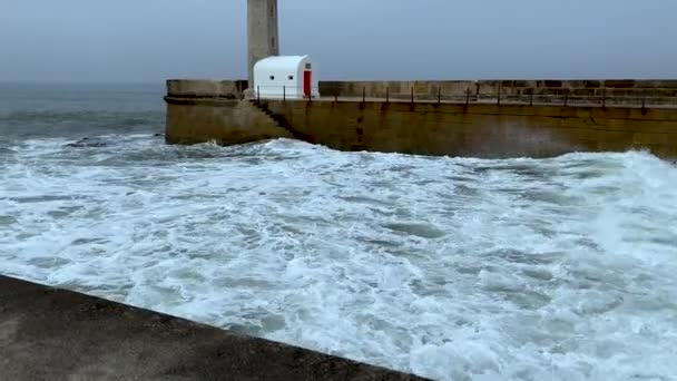 Felhőtlen Égbolt Viharos Hullámok Ütköznek Felgueiras Világítótoronyba Douro Folyó Torkolatánál — Stock videók