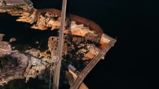 Fiskumfossen大坝前的空中景观 阳光灿烂 夏日在挪威 无人驾驶飞机射击 — 图库视频影像