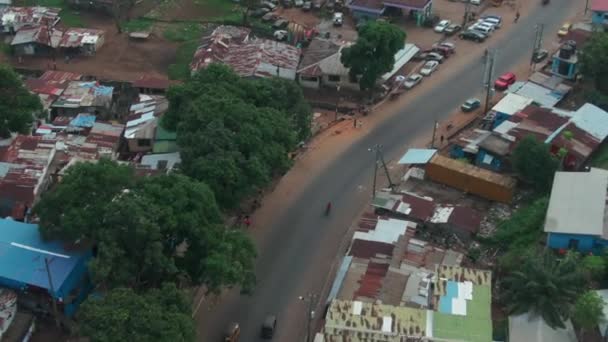 Egy Kereskedelmi Motoros Aki Monroviában Libériában Egy Utcán Lovagol — Stock videók