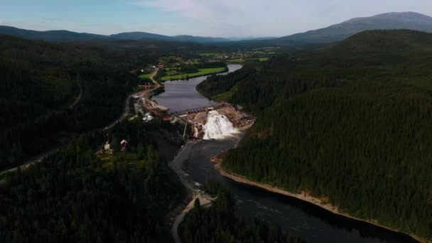 Aerial View Dam Cloudy Trondelag Norway Approaching Drone Shot — Stockvideo