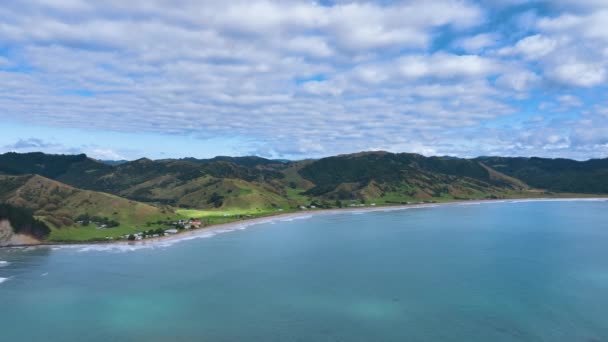 Vista Aérea Sobre Mar Azul Desde Isla Motuoroi Hacia Bahía — Vídeos de Stock