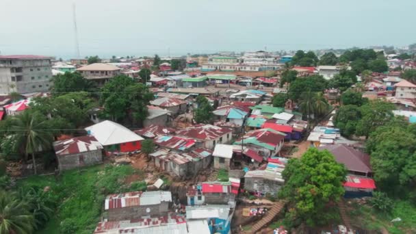 具有西非大西洋海岸背景的利比里亚蒙罗维亚一个贫穷贫民区的无人驾驶飞机射击事件 — 图库视频影像