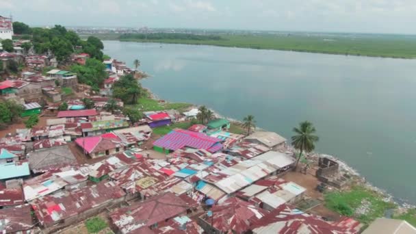 Een Arme Sloppenwijk Monrovia Liberia Met Atlantische Kust Van West — Stockvideo