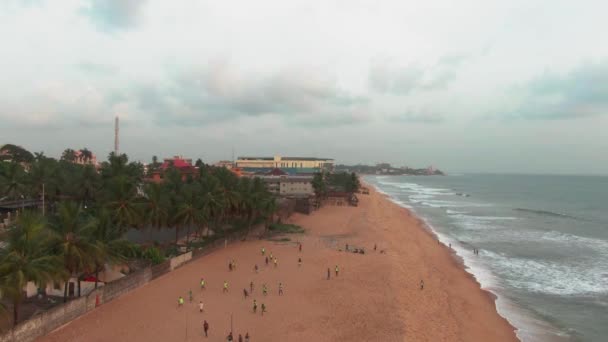 Persone Che Camminano Giocano Calcio Una Spiaggia Monrovia Liberia Africa — Video Stock