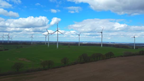 Drohnenbild Eines Windparks Nahe Der Ostsee — Stockvideo