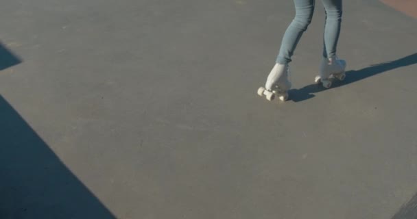 Jonge Vrouw Witte Roller Bladen — Stockvideo