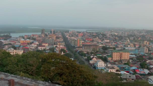 西非利比里亚蒙罗维亚的宽街和天际线 — 图库视频影像