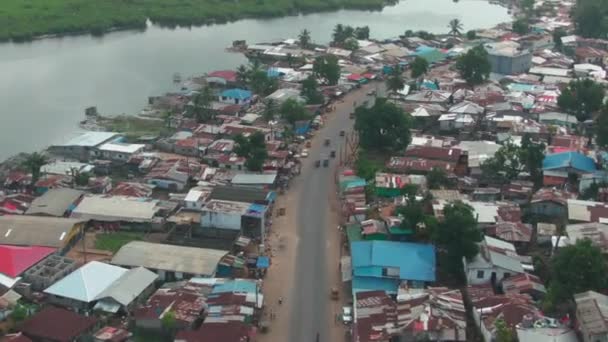 Légi Kilátások Egy Utcára Monroviában Libériában Mesurado Folyó Mentén Afrikában — Stock videók