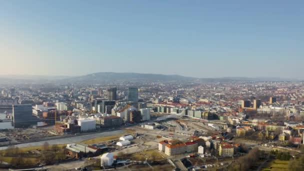 オスロ市内中心部の概要と青い空とオスロフィヨルド港の上にパン ノルウェーだ 4Kドローン静止画 — ストック動画