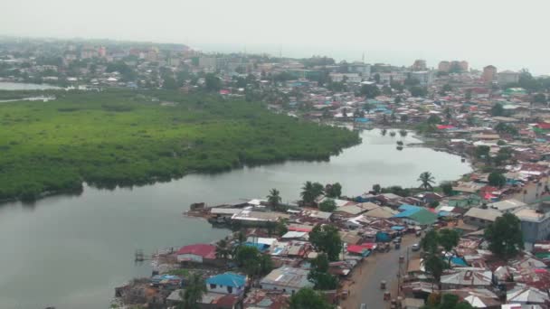 Vacker Antenn Drönare Skott Stadsbilden Monrovia Liberia Med Mesuradofloden Och — Stockvideo