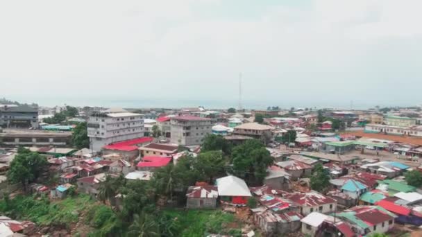 Drohnenaufnahmen Eines Viertels Monrovia Liberia Mit Der Westafrikanischen Atlantikküste Hintergrund — Stockvideo