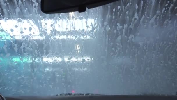 Pov Dall Acqua Spruzzante Dell Automobile Sul Parabrezza Sapone Dell — Video Stock