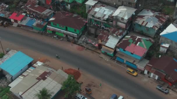 Ένας Εμπορικός Μοτοσικλετιστής Που Οδηγεί Δρόμο Στη Μονρόβια Της Λιβερίας — Αρχείο Βίντεο
