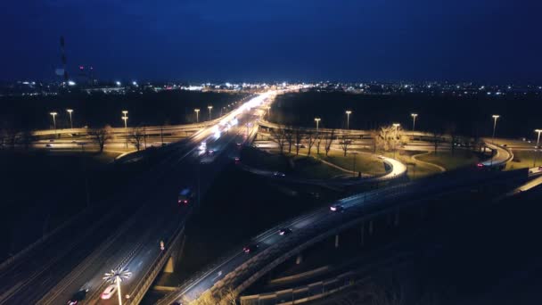 Jalan Beriluminasi Persimpangan Malam Hari Tampilan Drone Udara — Stok Video