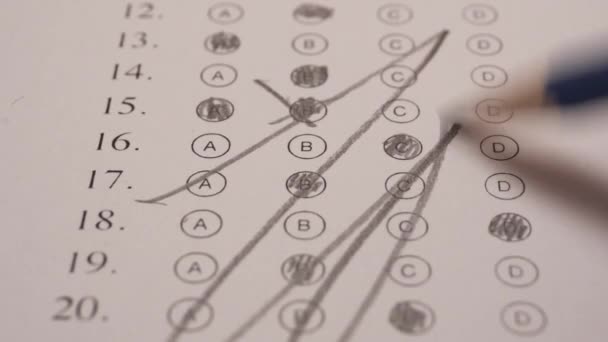 Student Scribbling Multiple Choice Test Folha Bolhas Com Lápis Perto — Vídeo de Stock