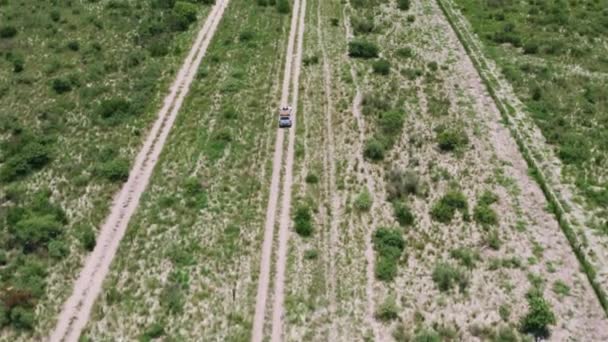 Flygfoto Safari Land Rover Kör Över Staketet Linje Savannah Centrala — Stockvideo