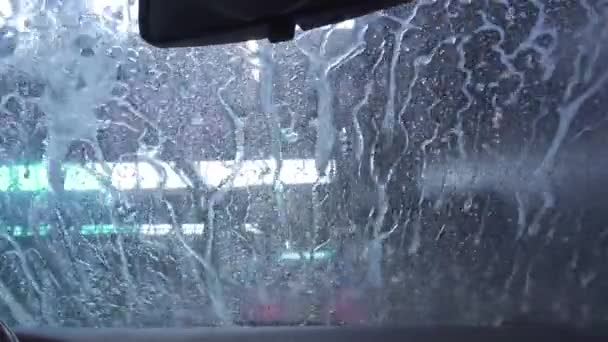 Water Rinsing Windshield Car Touchless Car Wash Pov — ストック動画