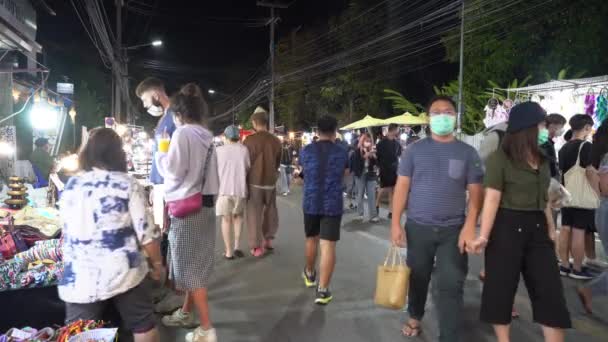 Туристи Купують Місцеві Продукти Сувеніри Недільному Нічному Ринку Чіангмай Таїланд — стокове відео