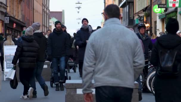 Personnes Vélos Poussettes Sur Rue Piétonne Stockholm Slomo — Video