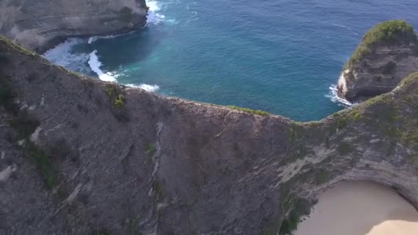 Vôo Impressionante Vista Aérea Lentamente Círculo Drone Tiro Caminho Penhasco — Vídeo de Stock