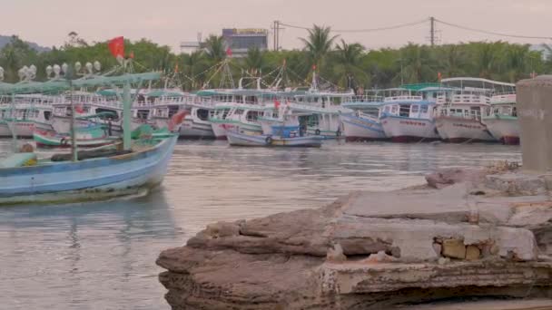フーコック島の港に航海する漁船 ベトナムにおける漁業の様子 — ストック動画