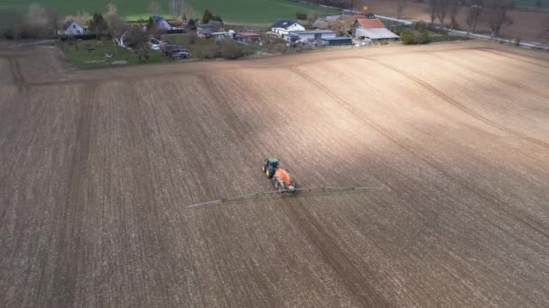 在田里喷洒肥料的拖拉机 — 图库视频影像