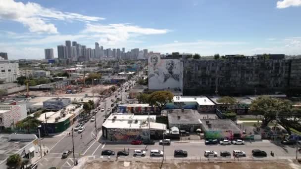 Luchtfoto Naar Een Kunstmuur Zonnig Wynwood Usa Naderend Drone Shot — Stockvideo