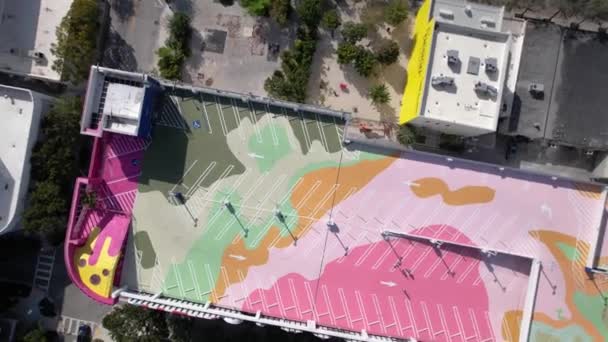 Luchtfoto Boven Kunstzinnige Ontwerpwijk Museumgarage Parkeerplaats Wynwood Miami Schroevendraaier Drone — Stockvideo