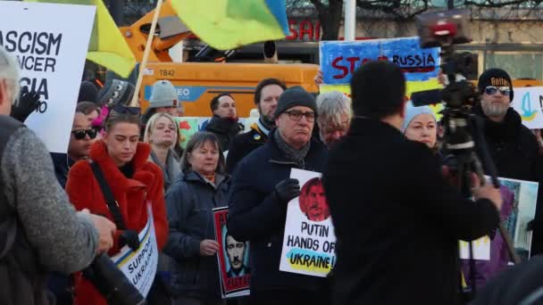 Mensen Zweden Protesteren Russische Oorlog Oekraïne Met Borden Vlaggen — Stockvideo