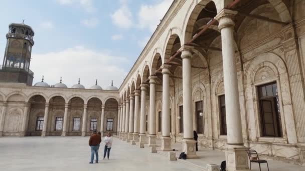 Nádvoří Fontánou Hodinovou Věží Pozadí Velká Mešita Muhammada Aliho Pašy — Stock video