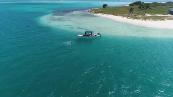 Drone Shot Boat People Bath Caribbean Island Dos Mosquises Los — Stock Video