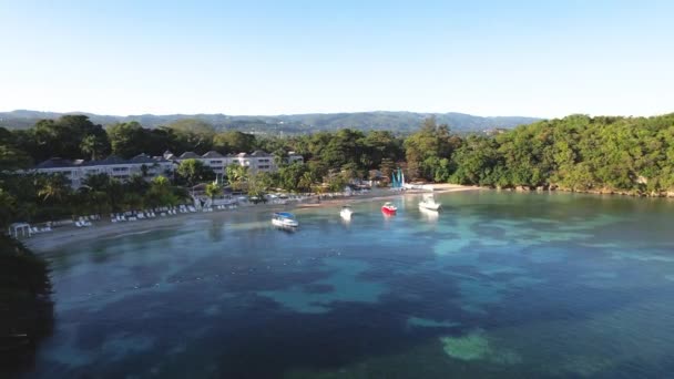 ジャマイカのリゾートによる入り江のボートの空中ビュー — ストック動画