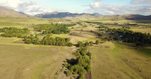 Hermosa Vista Aérea Pequeño Pueblo Las Montañas — Vídeo de stock