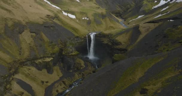 Kvernufoss Waterfall Beautiful Iceland Landscape Aerial Pull Back — Stock Video