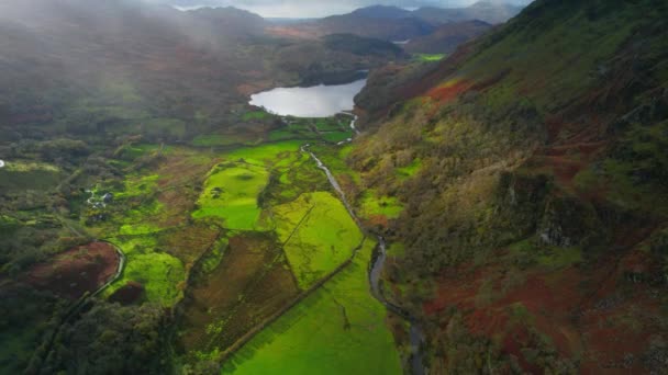 Aerial Llyn Gwynant Lake Snowdonia Wales Beautiful Mountainous Scene — ストック動画