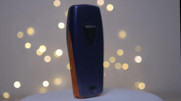 Análogo Nokia Digital Lcd Teléfono Móvil Girando Contra Las Luces — Vídeos de Stock