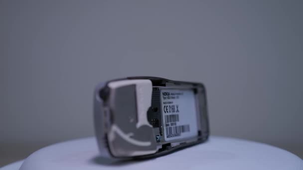 Vintage Srebrny Analogowy Klasyczny Nokia Technologii Telefonów Komórkowych Obracając Się — Wideo stockowe