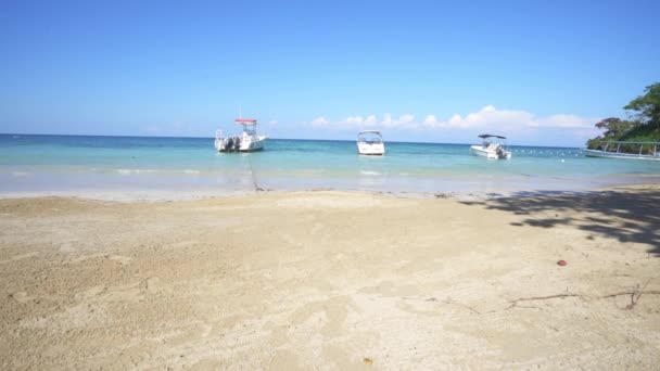 Boten Aangemeerd Van Zandstrand Met Zachte Golven Het Caribisch Gebied — Stockvideo